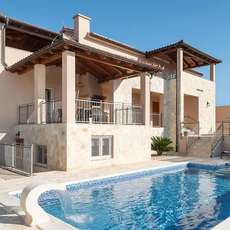 Luxury San Heated Pool Sauna Villa *